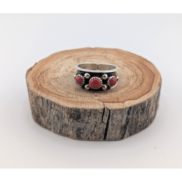 SouthwestArtisans Jewelry - Navajo Sterling Silver Red Coral 3-Stone‎ Band Ring Handmade Southwest Sz 9 **